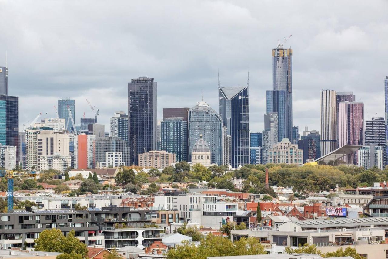 Smith Street Crossing - City-view Serenity *