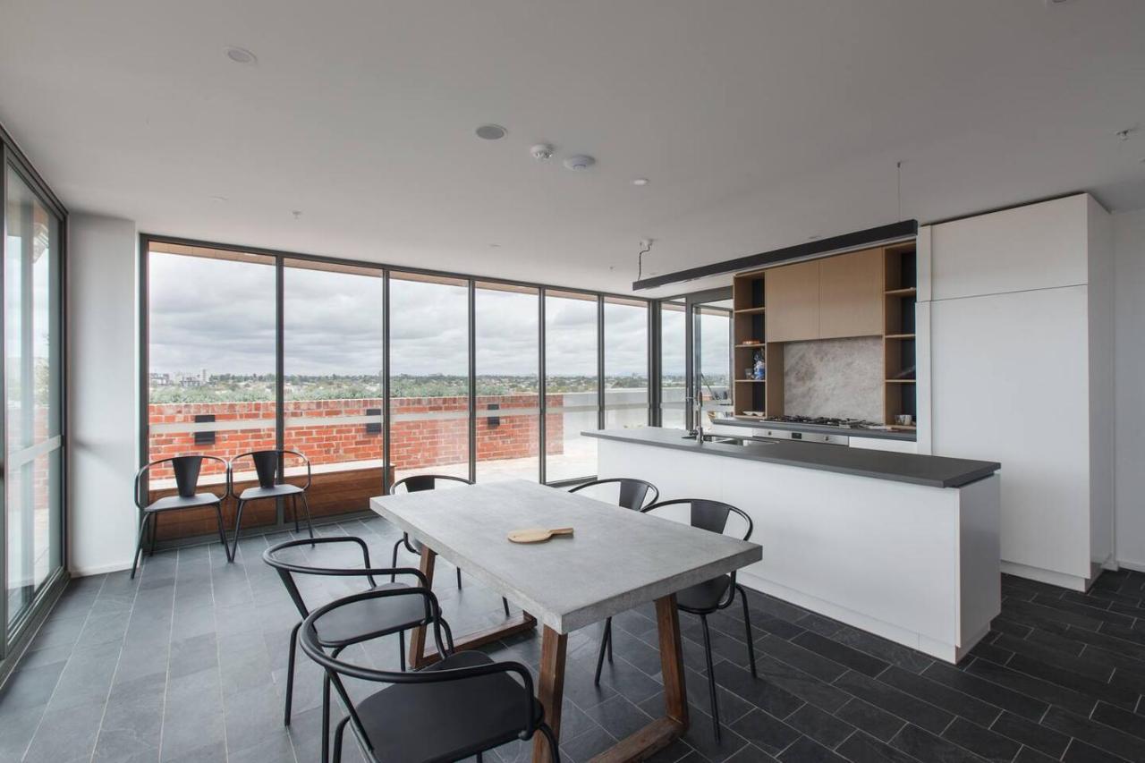 Smith Street Crossing - City-view Serenity Apartment