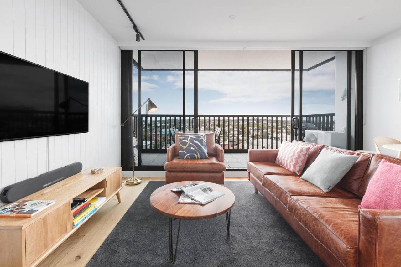 Smith Street Crossing - City-view Serenity *
