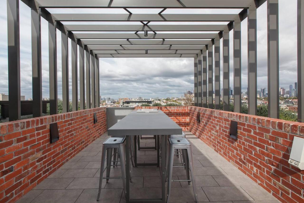 Smith Street Crossing - City-view Serenity