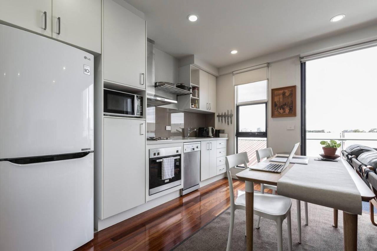 Spacious With Balcony In Eclectic Brunswick *