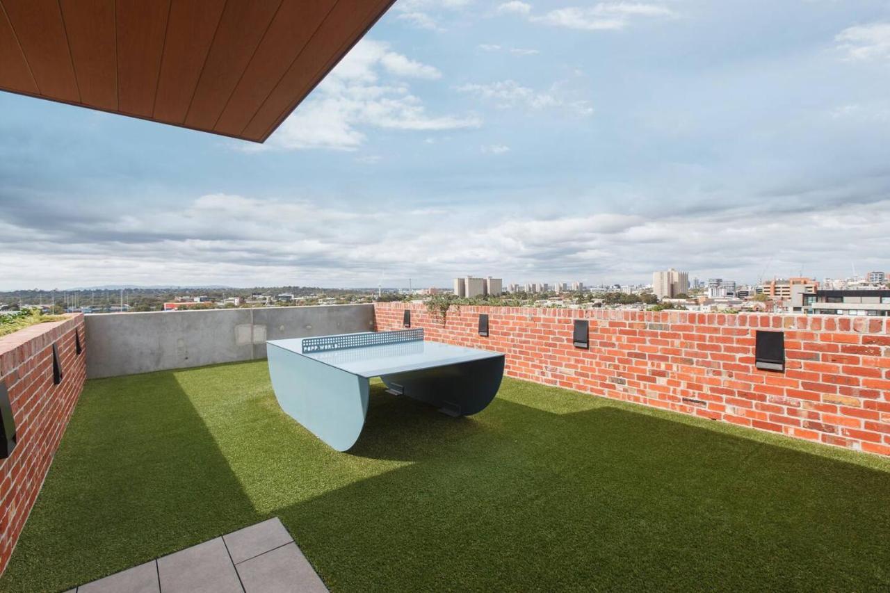 Smith Street Crossing - City-view Serenity