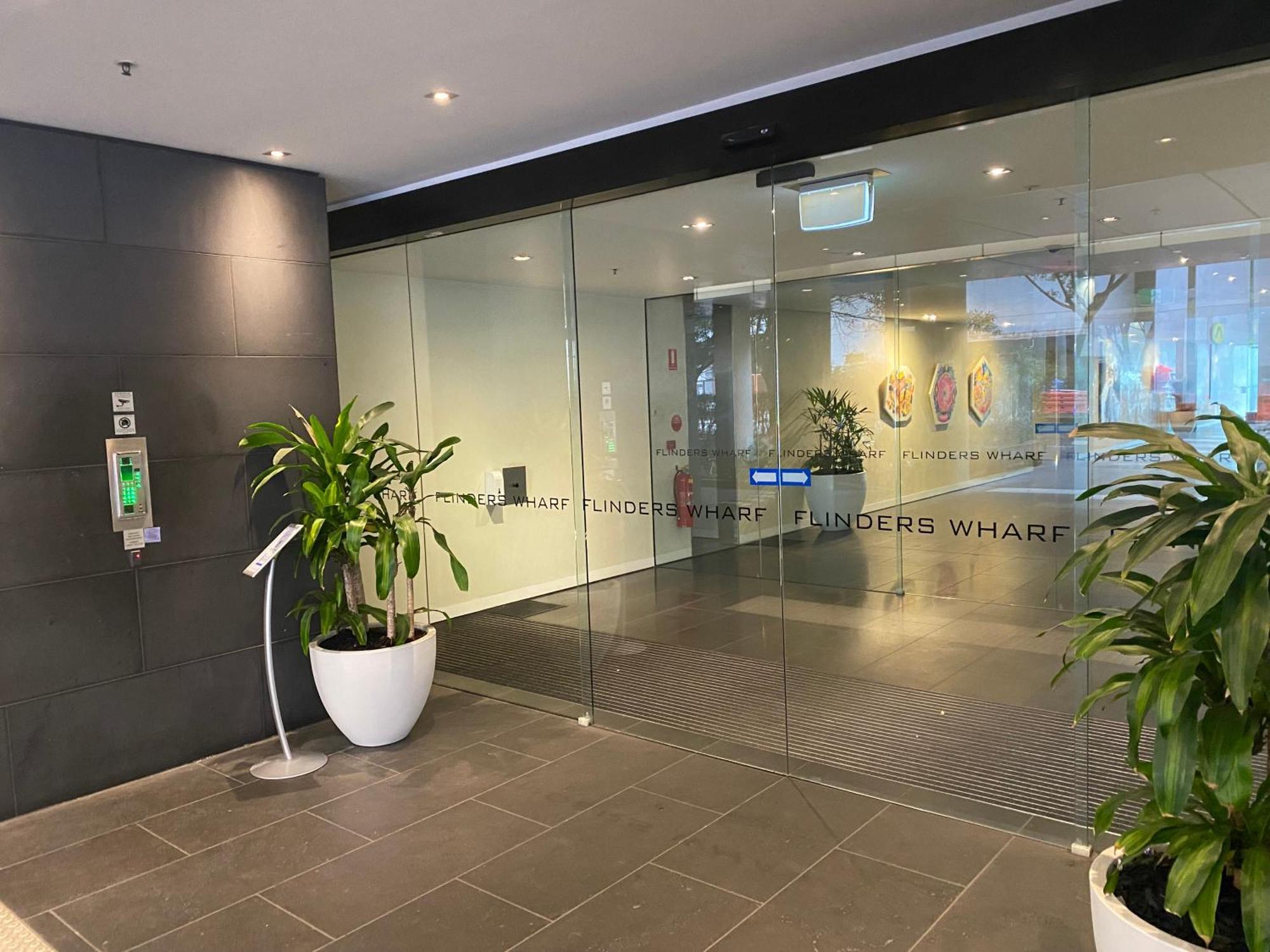 Luxurious In The Heart Of Docklands Apartment