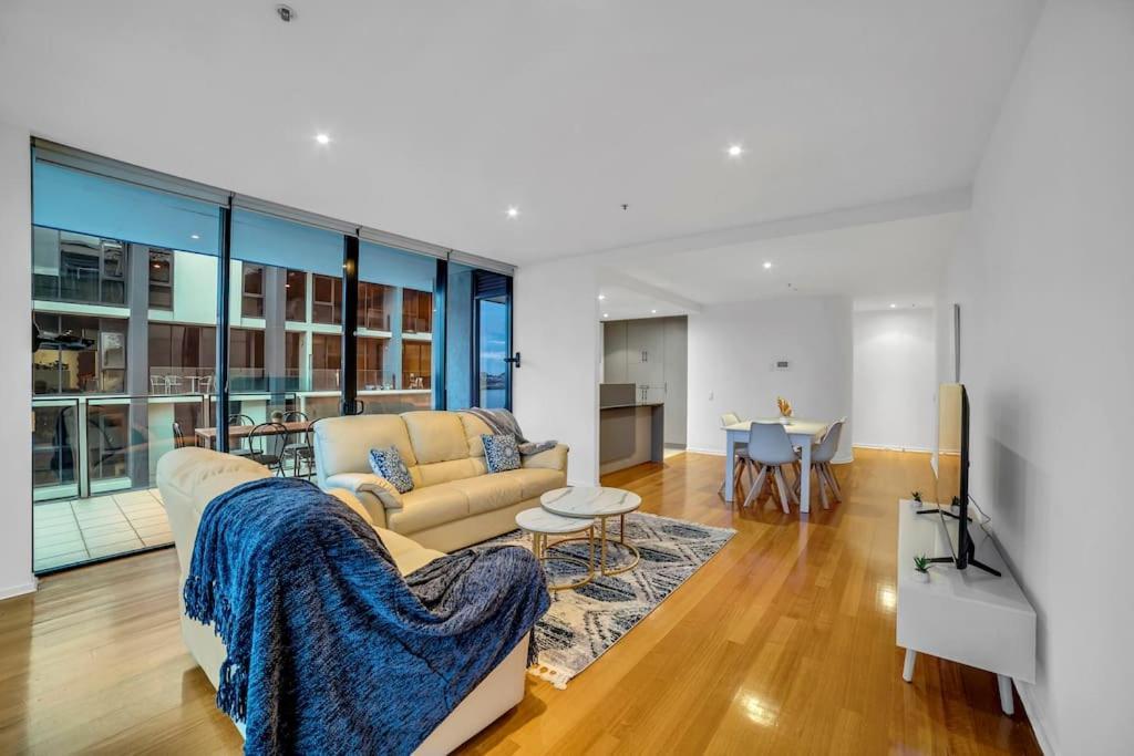 Breathtaking Docklands Water View Apt W Parking Apartment Melbourne