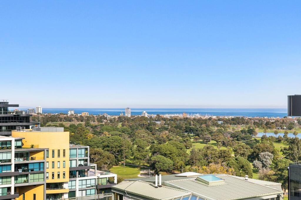 St Kilda Road 2 Bedrooms * Swimming Pool