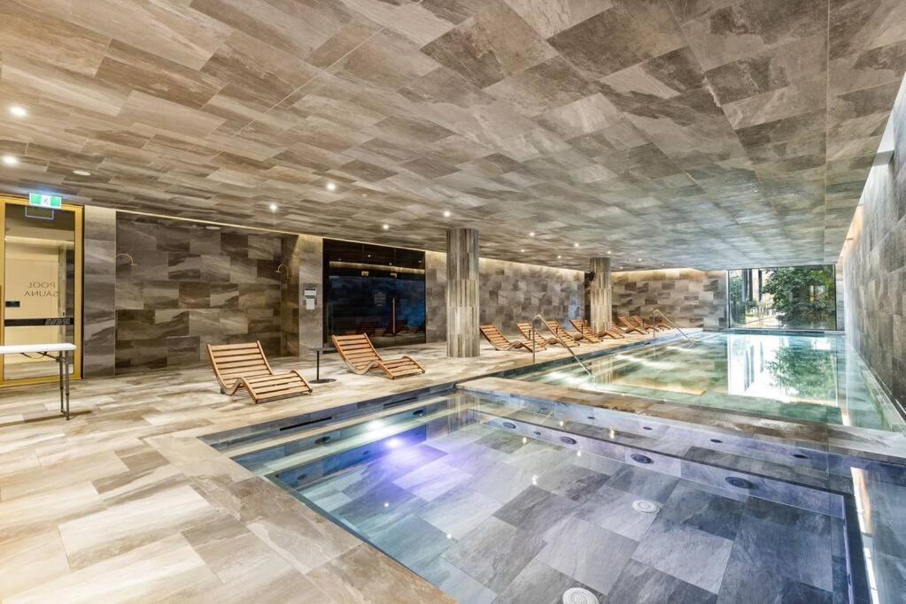St Kilda Road 2 Bedrooms * Swimming Pool *
