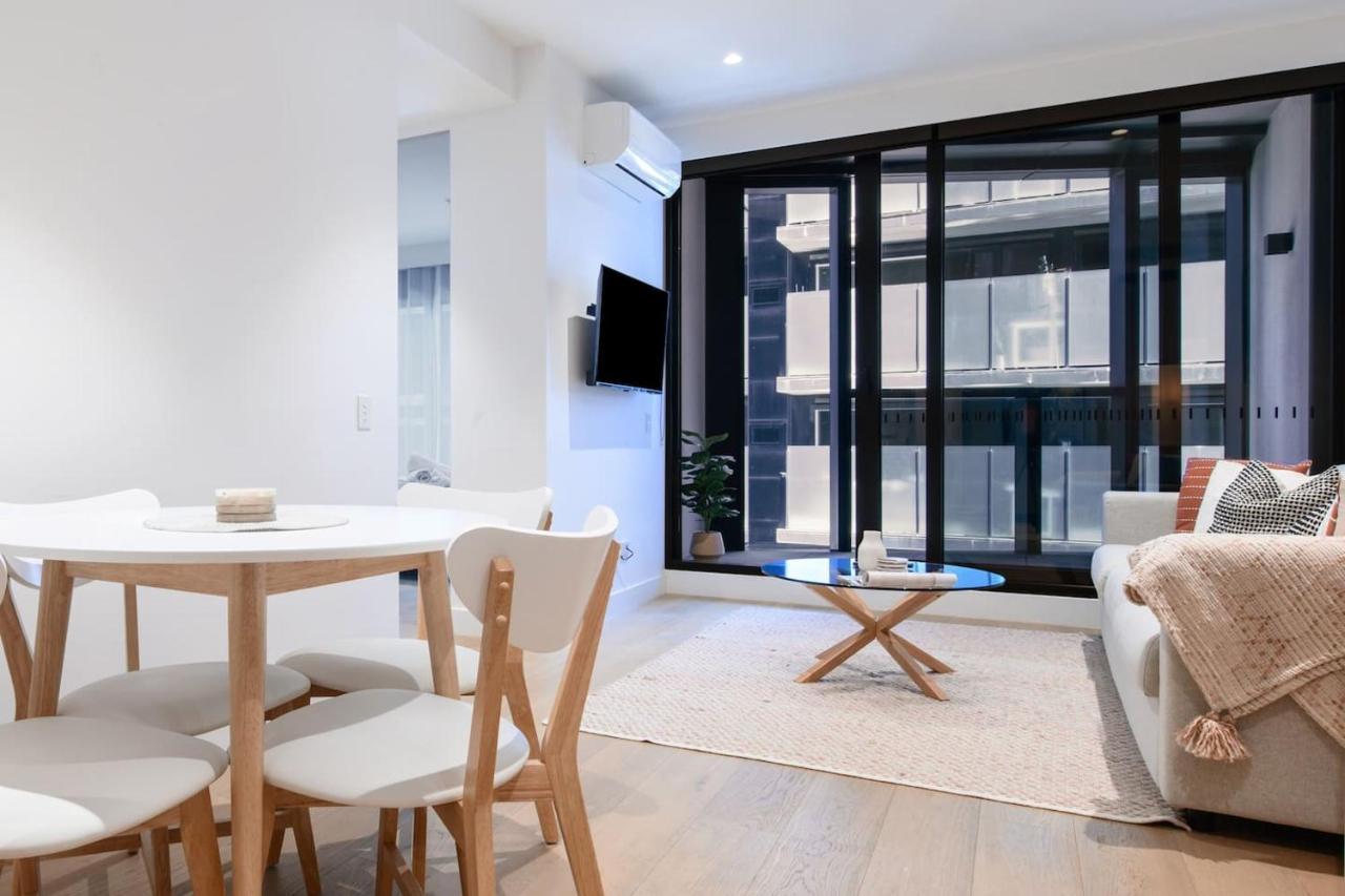 Apartment Contemporary Ease - Streamlined South Yarra Living *