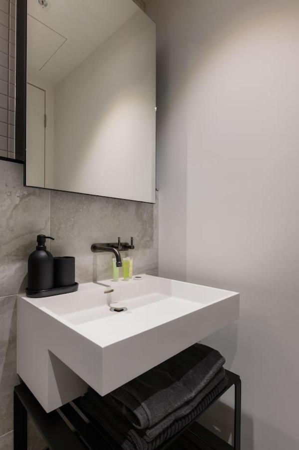 Apartment Contemporary Ease - Streamlined South Yarra Living *
