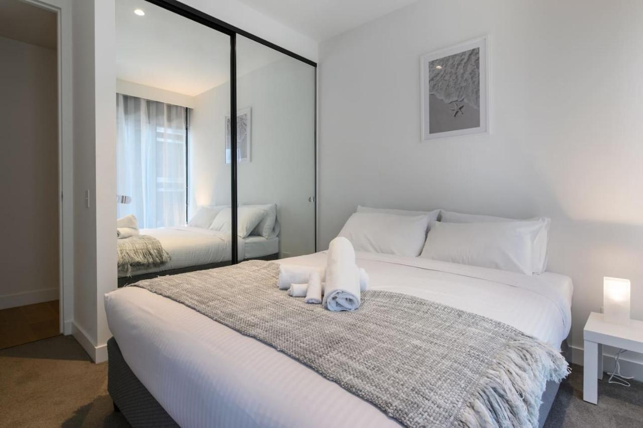 Contemporary Ease - Streamlined South Yarra Living Apartment *
