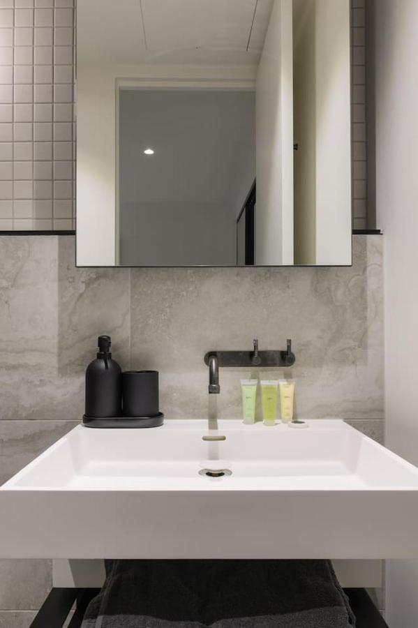 Apartment Contemporary Ease - Streamlined South Yarra Living *
