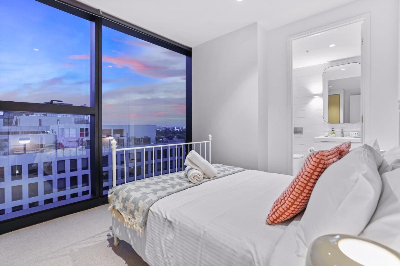 St Kilda Road 2 Bedrooms * Swimming Pool Apartment *