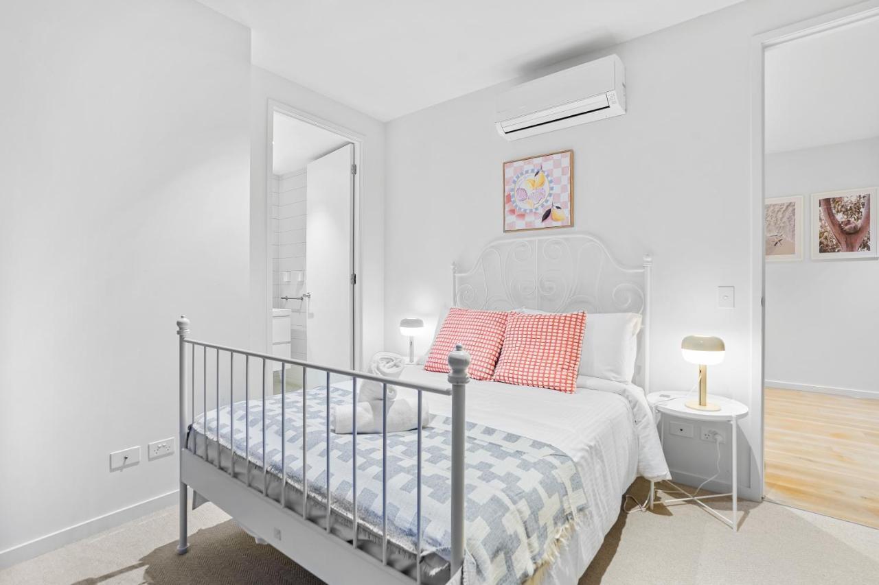 St Kilda Road 2 Bedrooms * Swimming Pool