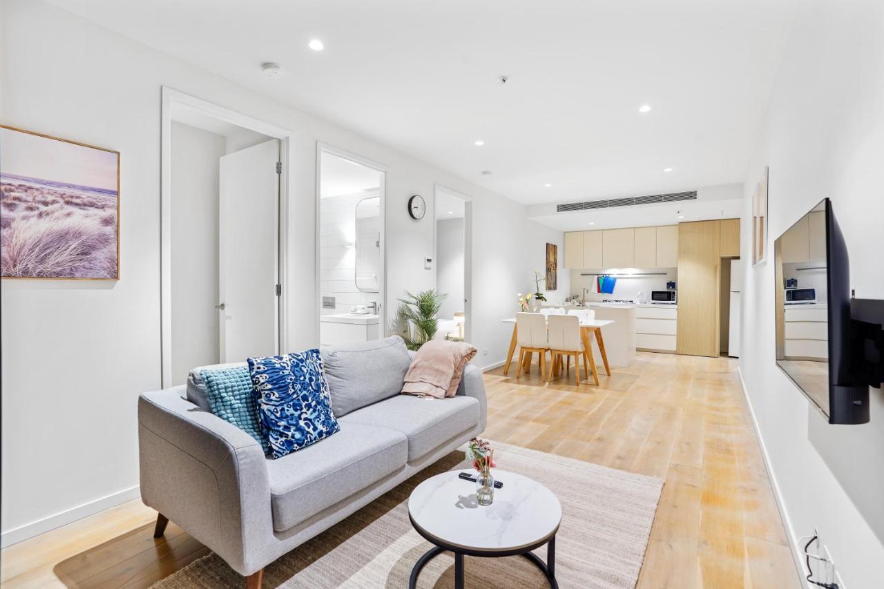 St Kilda Road 2 Bedrooms * Swimming Pool Apartment *