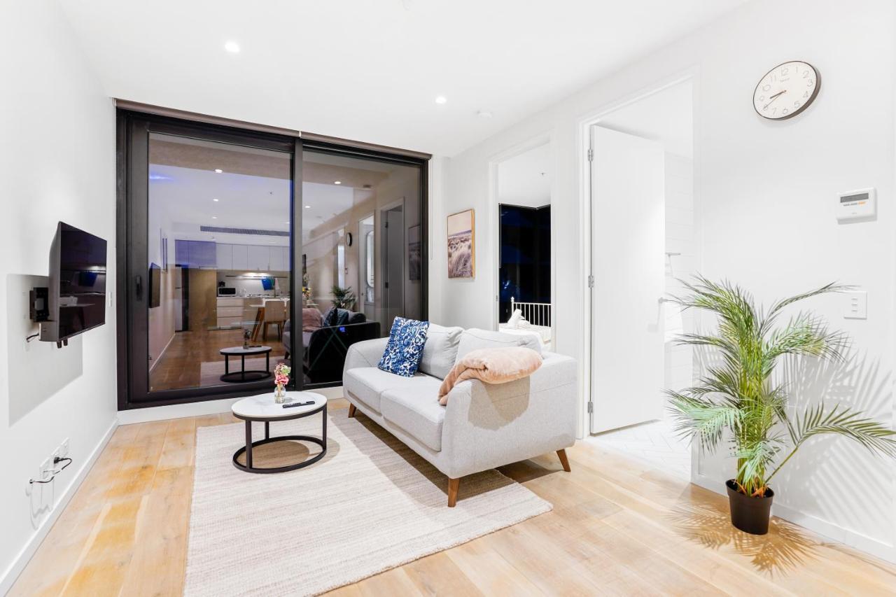 St Kilda Road 2 Bedrooms * Swimming Pool Apartment *
