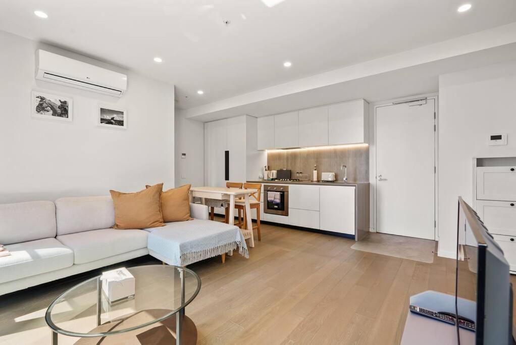 Steps To Rmit Uni & A Range Of Life 2b2b * Melbourne