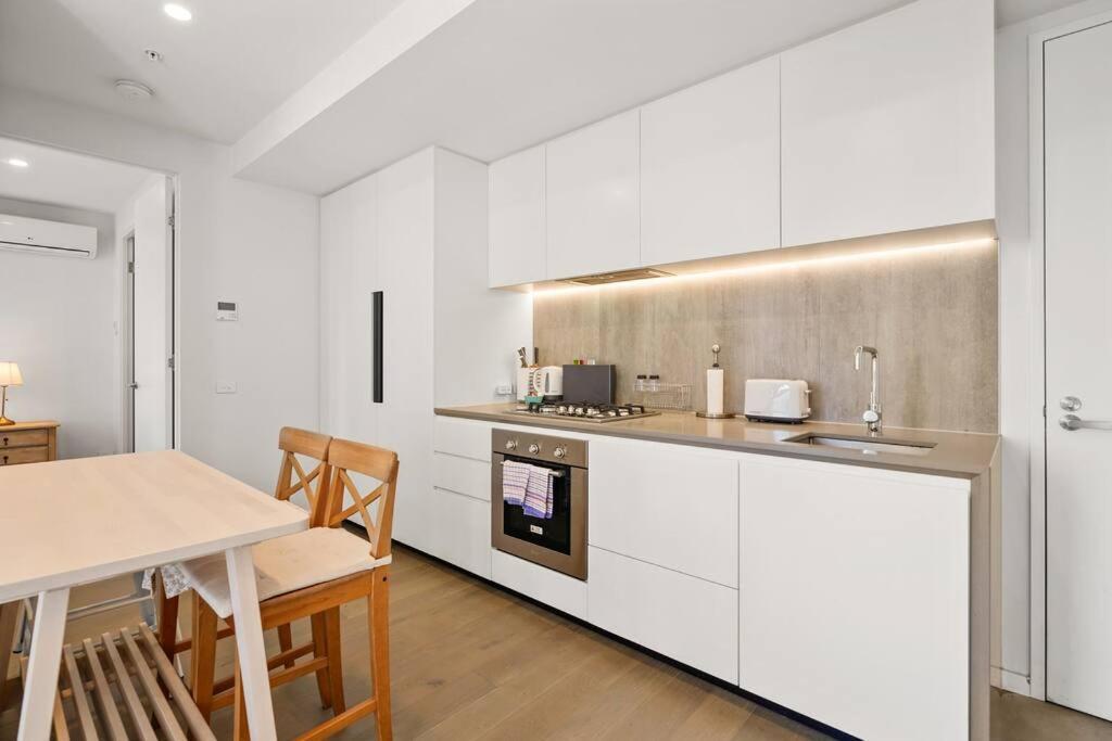 Steps To Rmit Uni & A Range Of Life 2b2b Apartment Melbourne