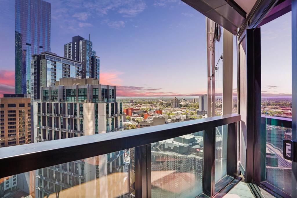 Steps To Rmit Uni & A Range Of Life 2b2b Apartment Melbourne