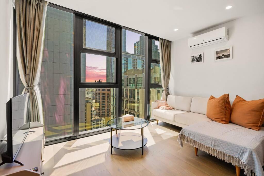 Steps To Rmit Uni & A Range Of Life 2b2b Apartment Melbourne