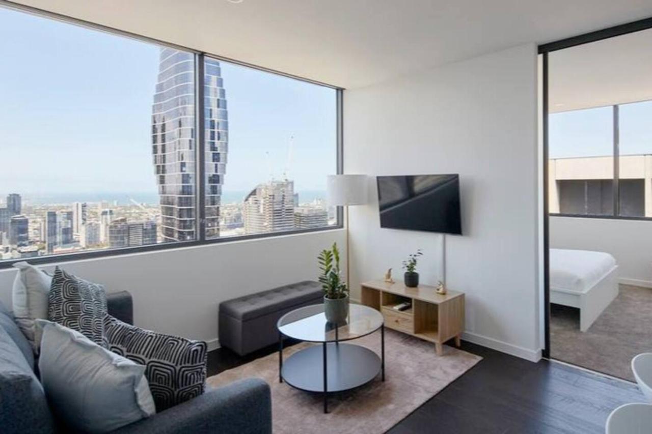 Apartment Lights & Manhattan Heights - A Gem In *