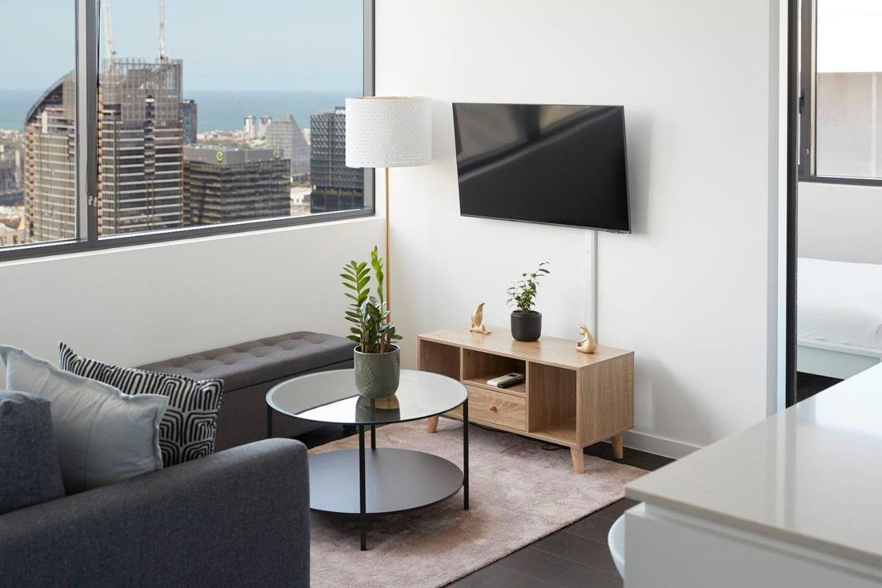 Apartment Lights & Manhattan Heights - A Gem In *
