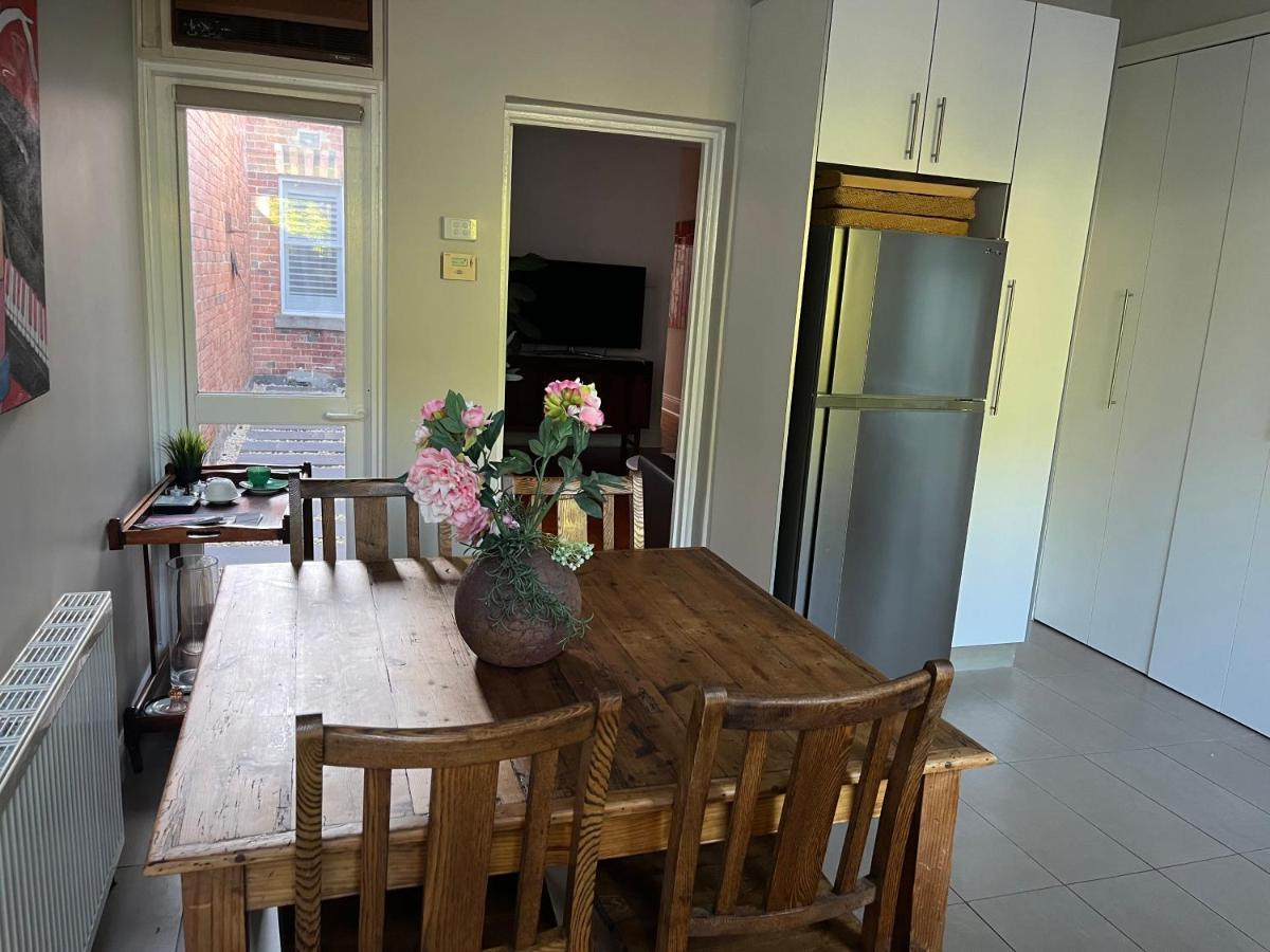 Lovely Victorian Terrace - Entire Holiday home Melbourne
