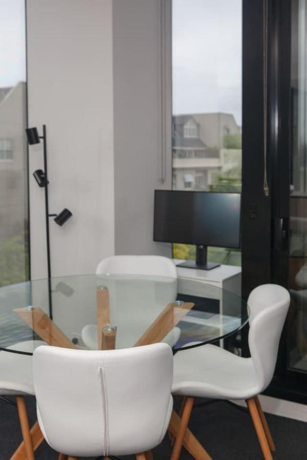 'the Skynook' Sun-drenched Shimmer By Park Apartment