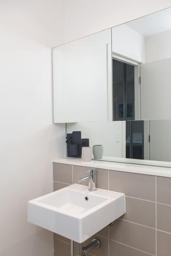 'the Skynook' Sun-drenched Shimmer By Park Apartment