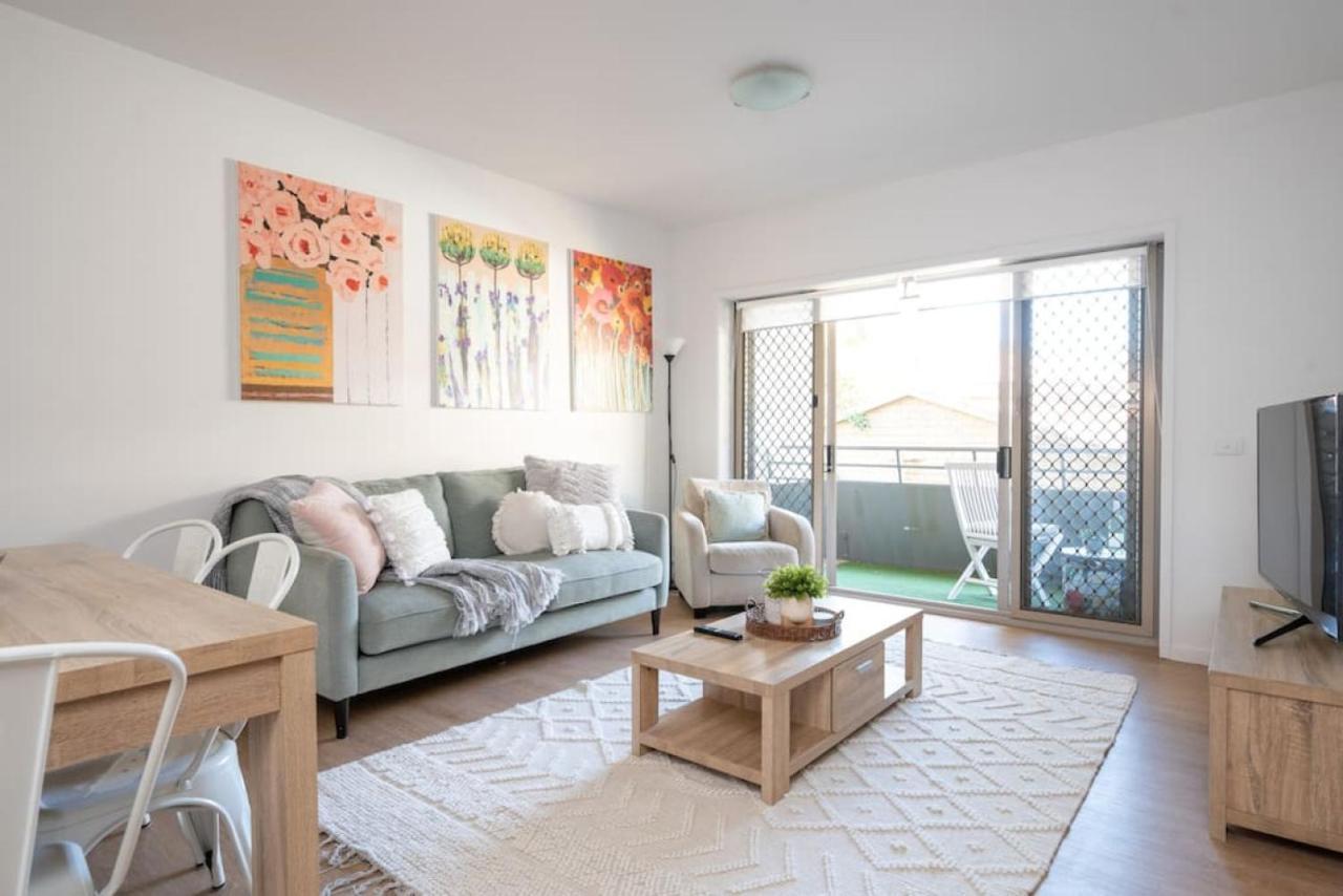 Botanica - Beautiful Fringe Base Apartment *