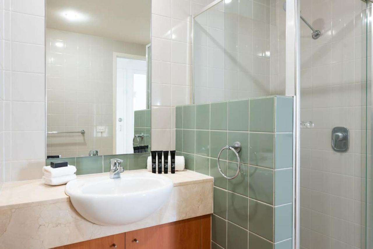 Botanica - Beautiful Fringe Base Apartment Melbourne