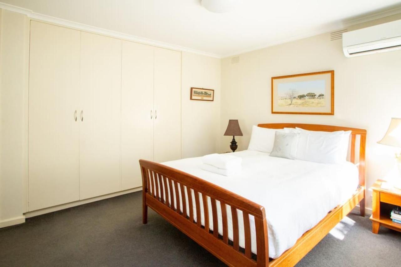 Leafy Toorak Two Bedroom Executive * Melbourne