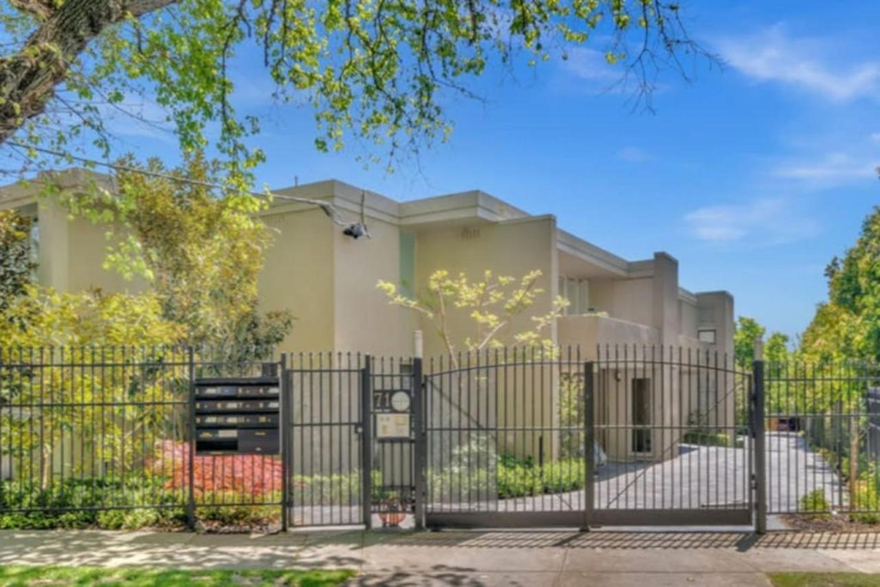 Leafy Toorak Two Bedroom Executive Holiday home *
