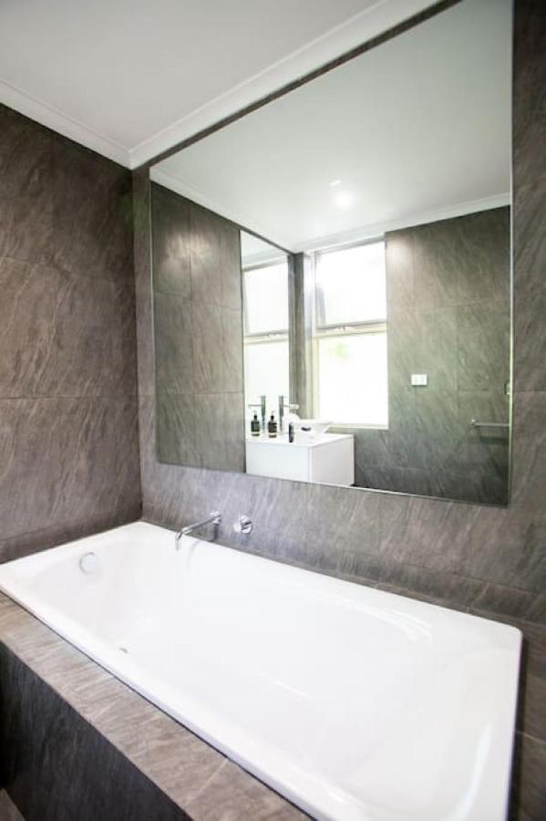 Leafy Toorak Two Bedroom Executive Holiday home *