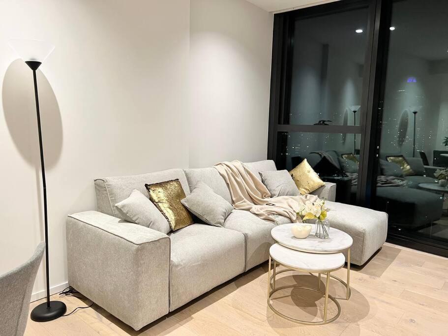 Luxury 3 Bed 2 Bath + Car Park At Square *