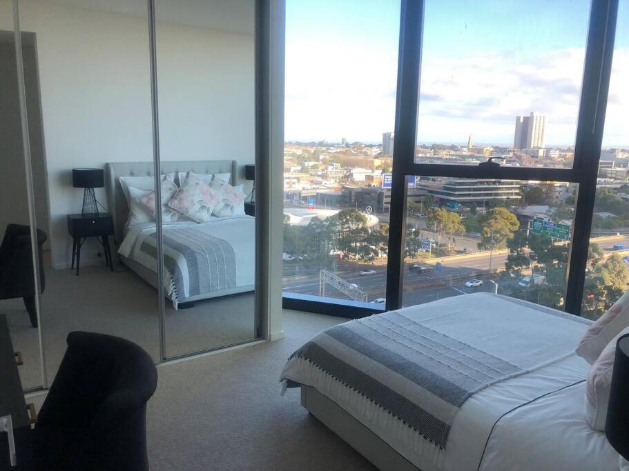 Apartment Luxury 3 Bed 2 Bath + Car Park At Square Melbourne