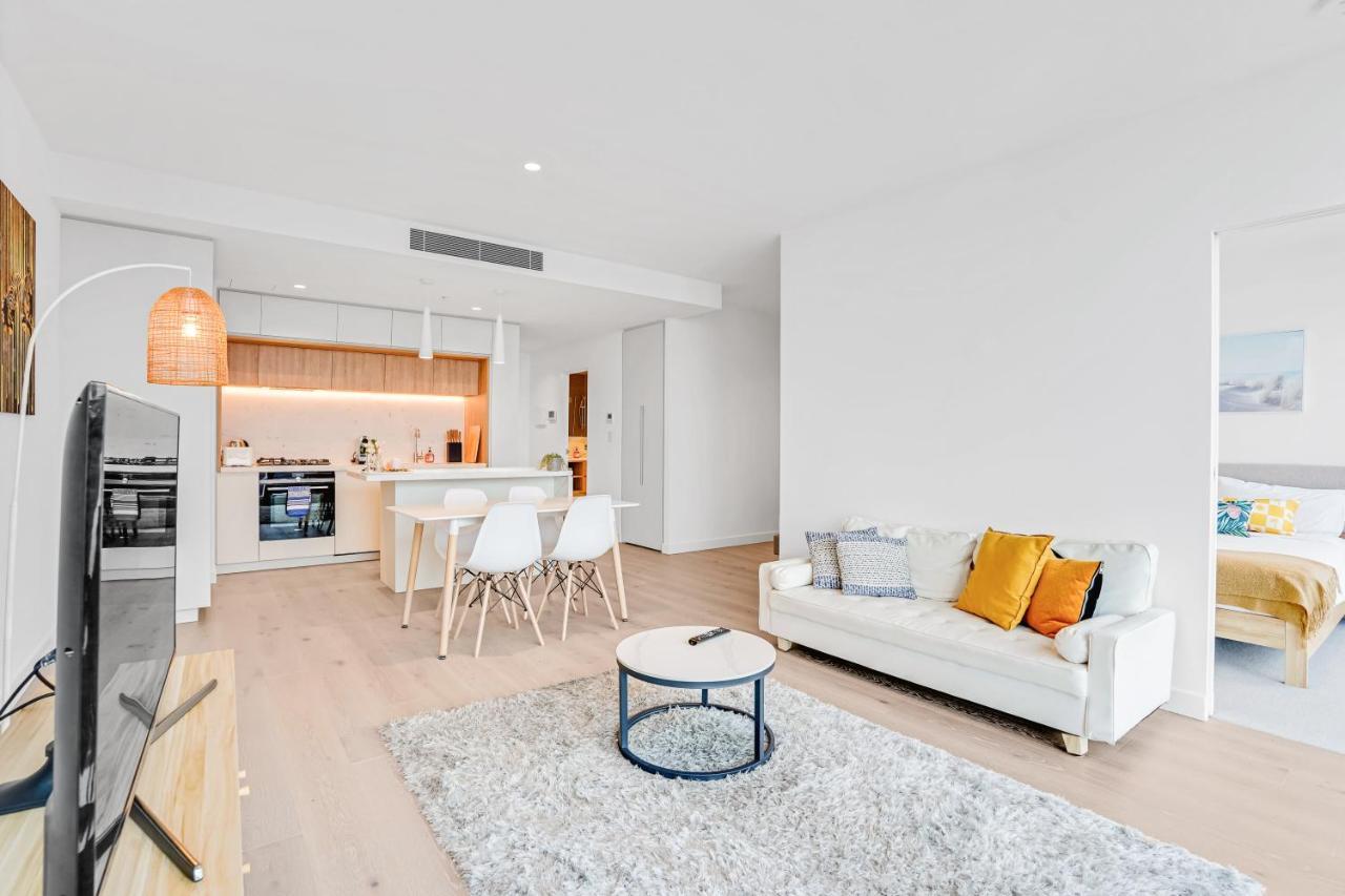 2 Bedrooms West Side Place *