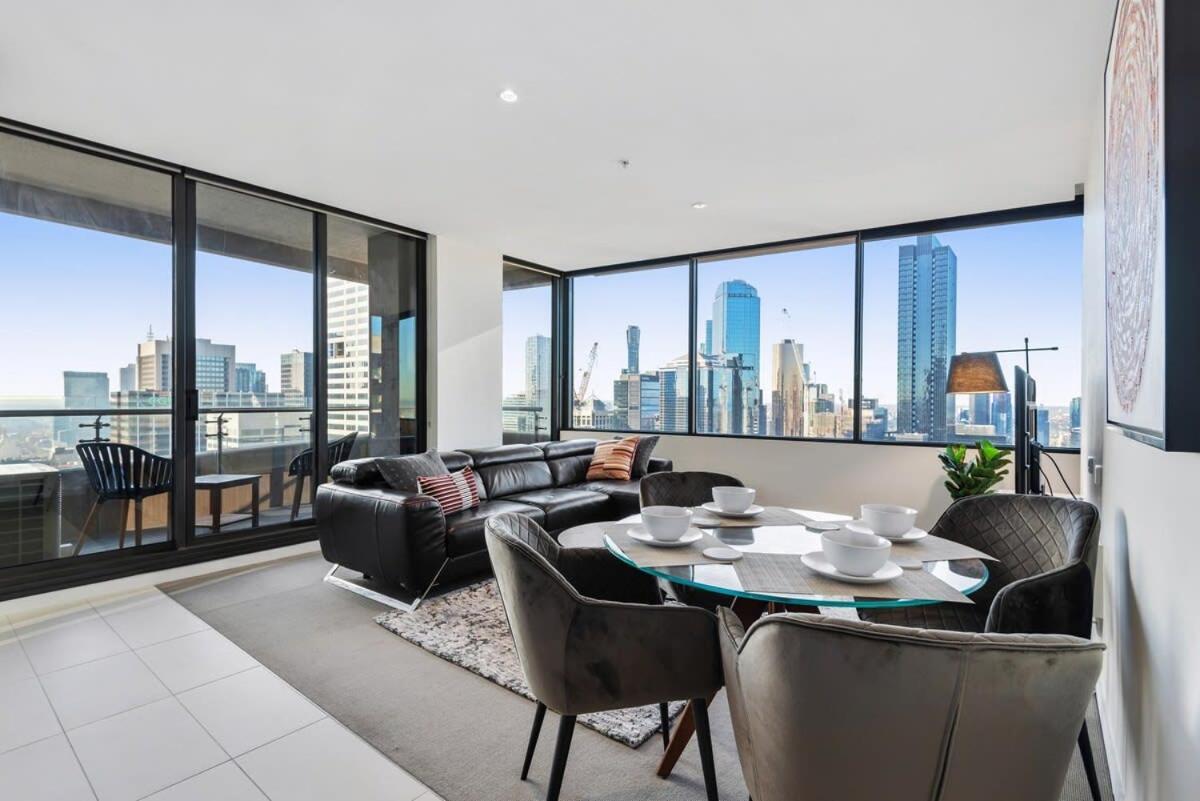 Chic Pad With Views, Pool And Gym