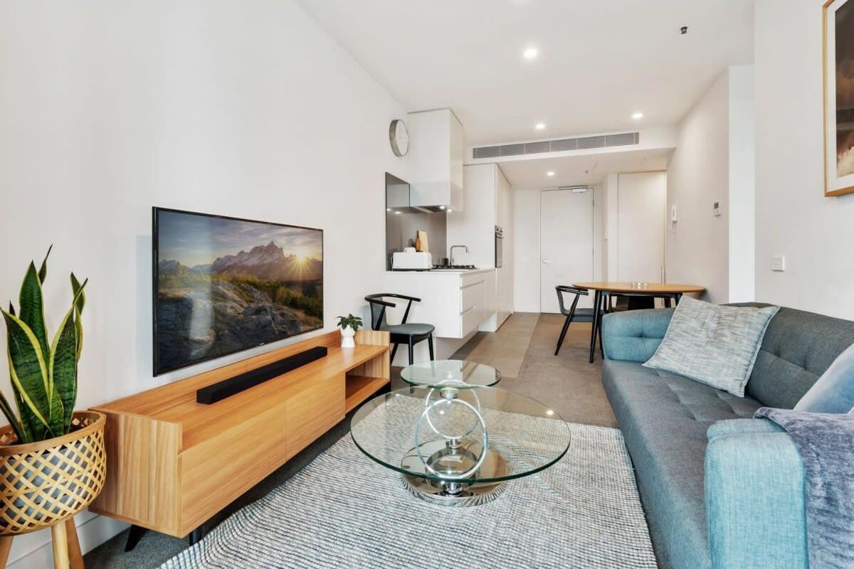 Apartment Stylish With Views & Entertaining Areas *