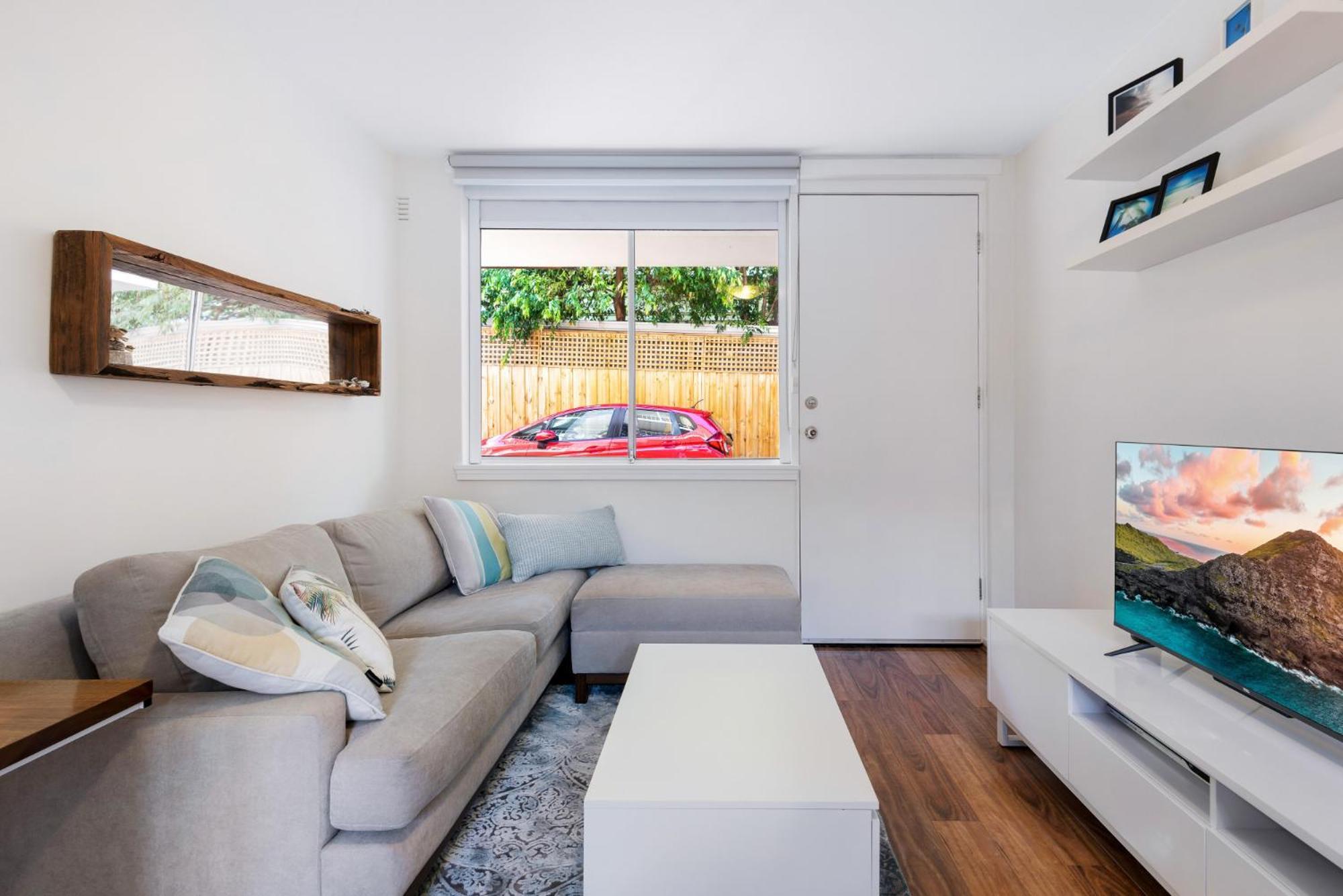 Snug St Kilda With Private Courtyard Apartment