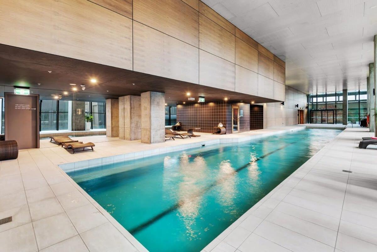 Chic Pad With Views, Pool And Gym Apartment Melbourne