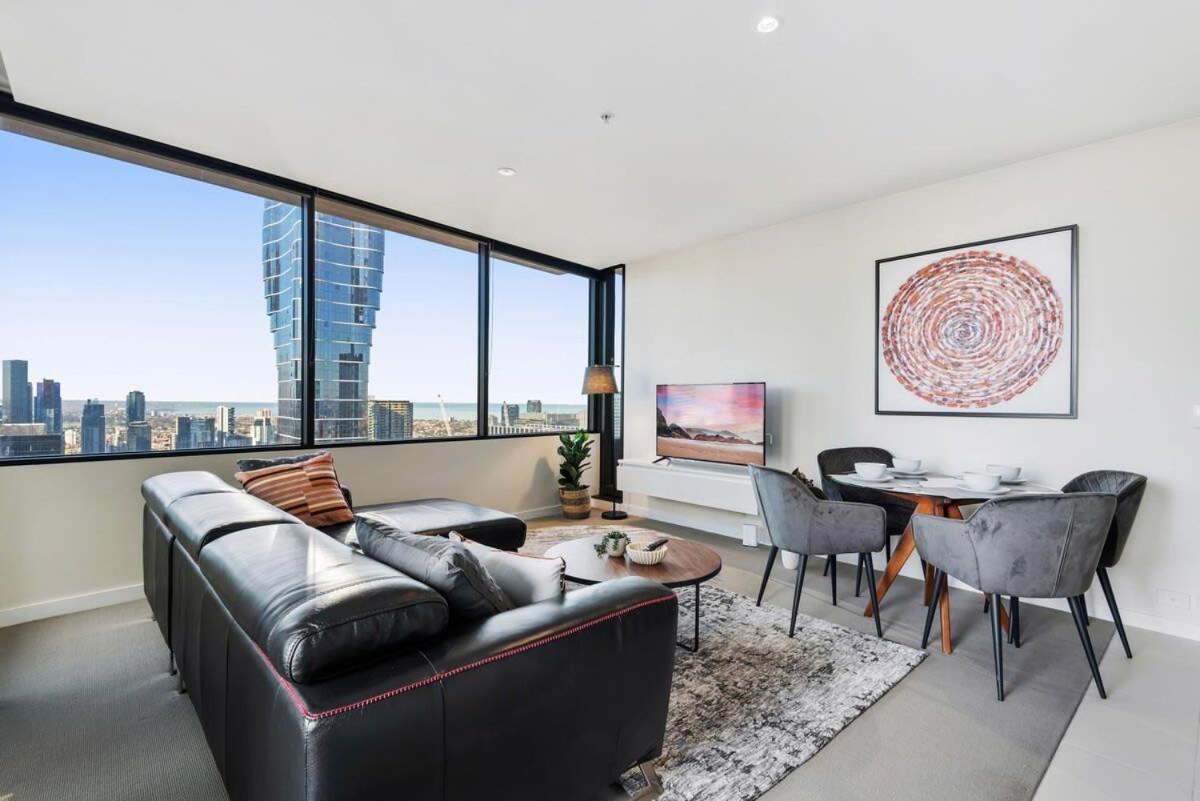 Chic Pad With Views, Pool And Gym *