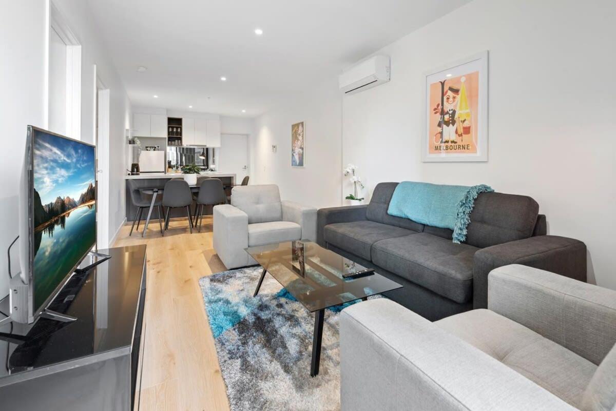 Elegant 2-bed With Extensive Amenities And Views Apartment Melbourne