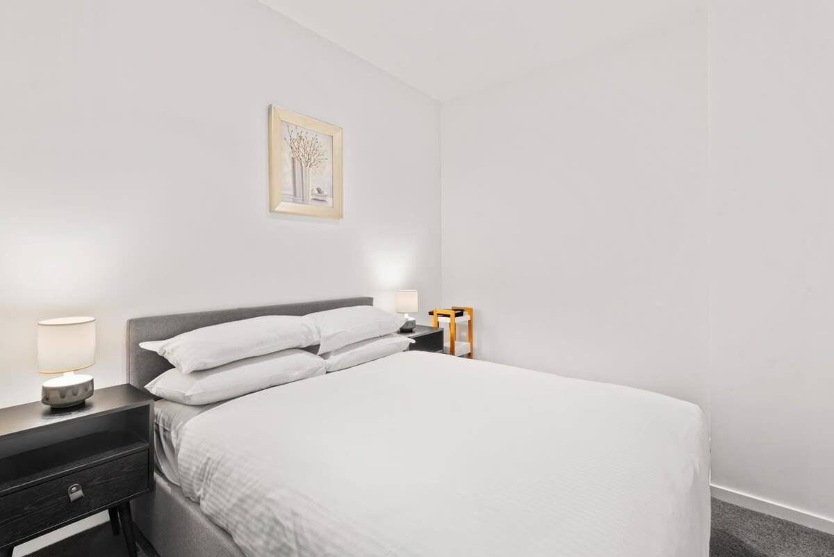 Sleek 2-bed With Beautiful Views Melbourne