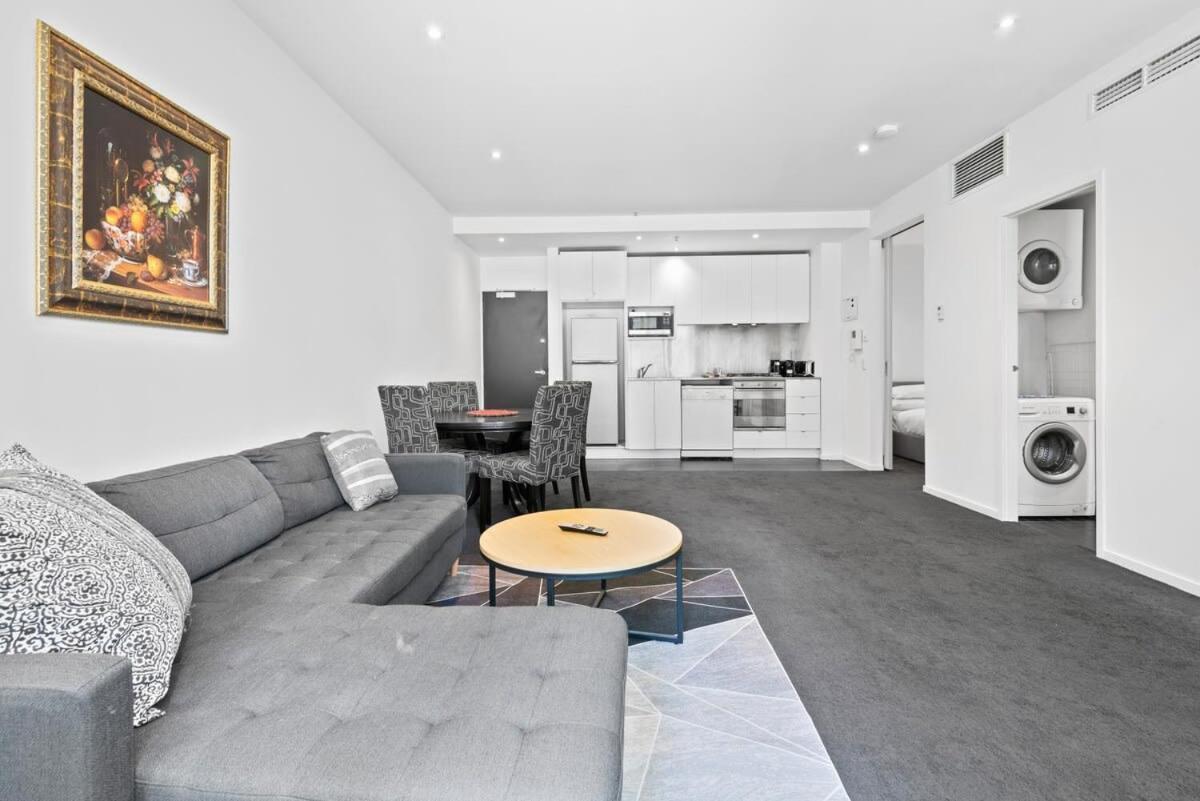 Sleek 2-bed With Beautiful Views Apartment