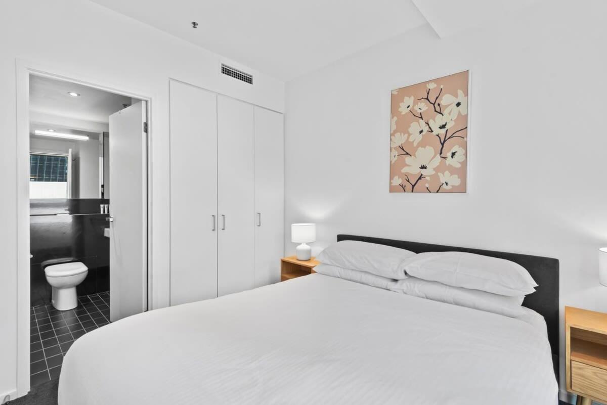 Sleek 2-bed With Beautiful Views *