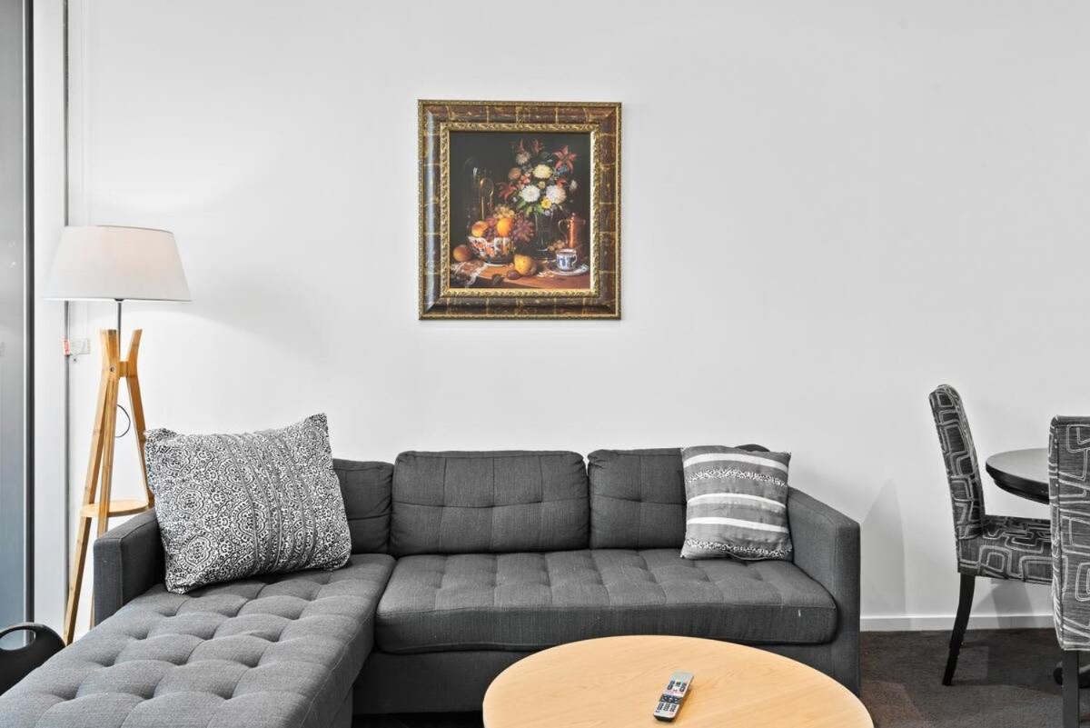 Sleek 2-bed With Beautiful Views Apartment Melbourne