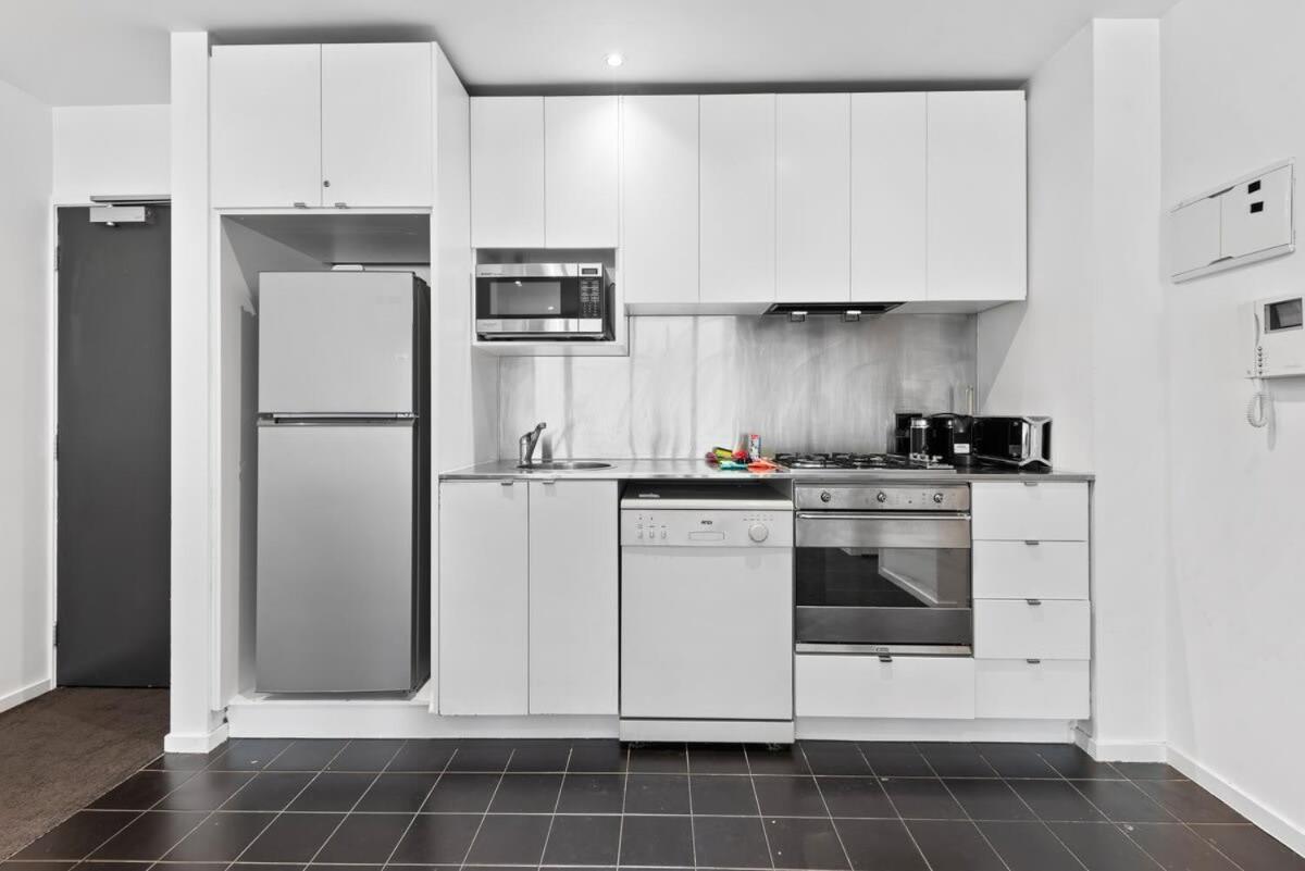 Sleek 2-bed With Beautiful Views *