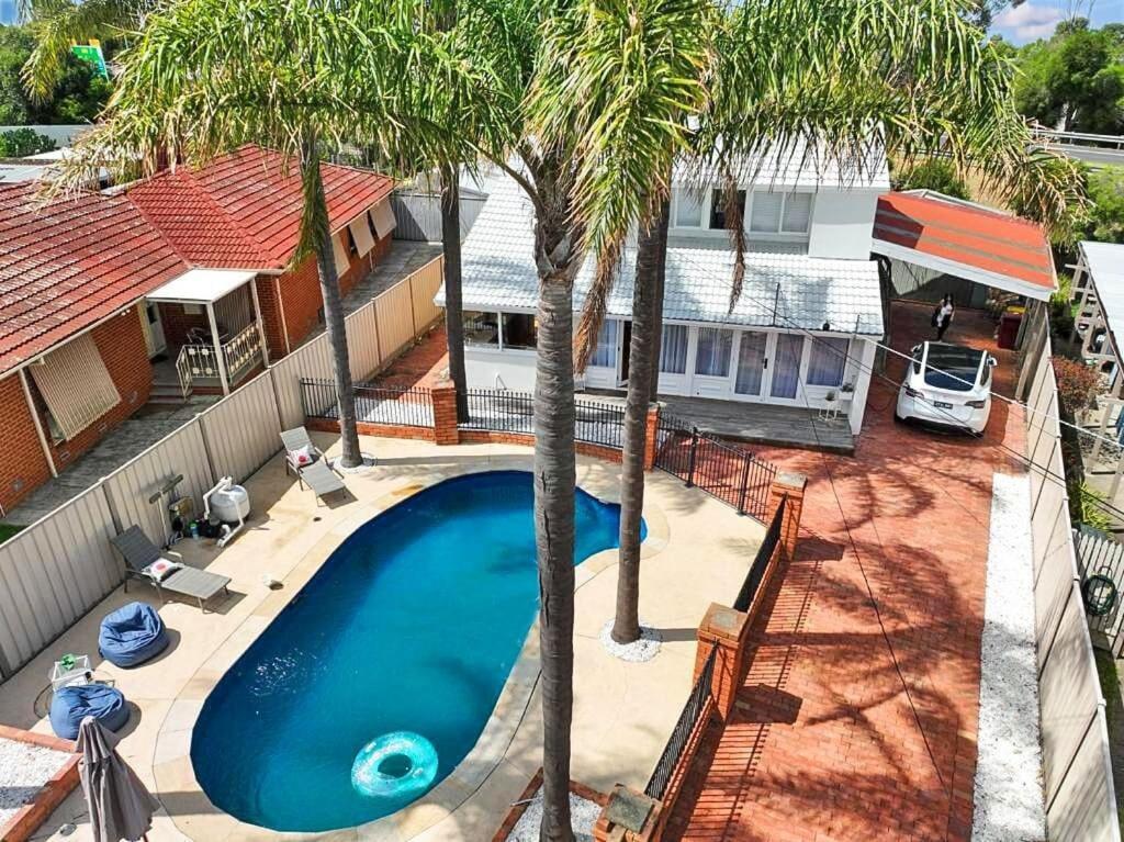 Holiday home Evies White House Oasis I Pool & Close To Airport *