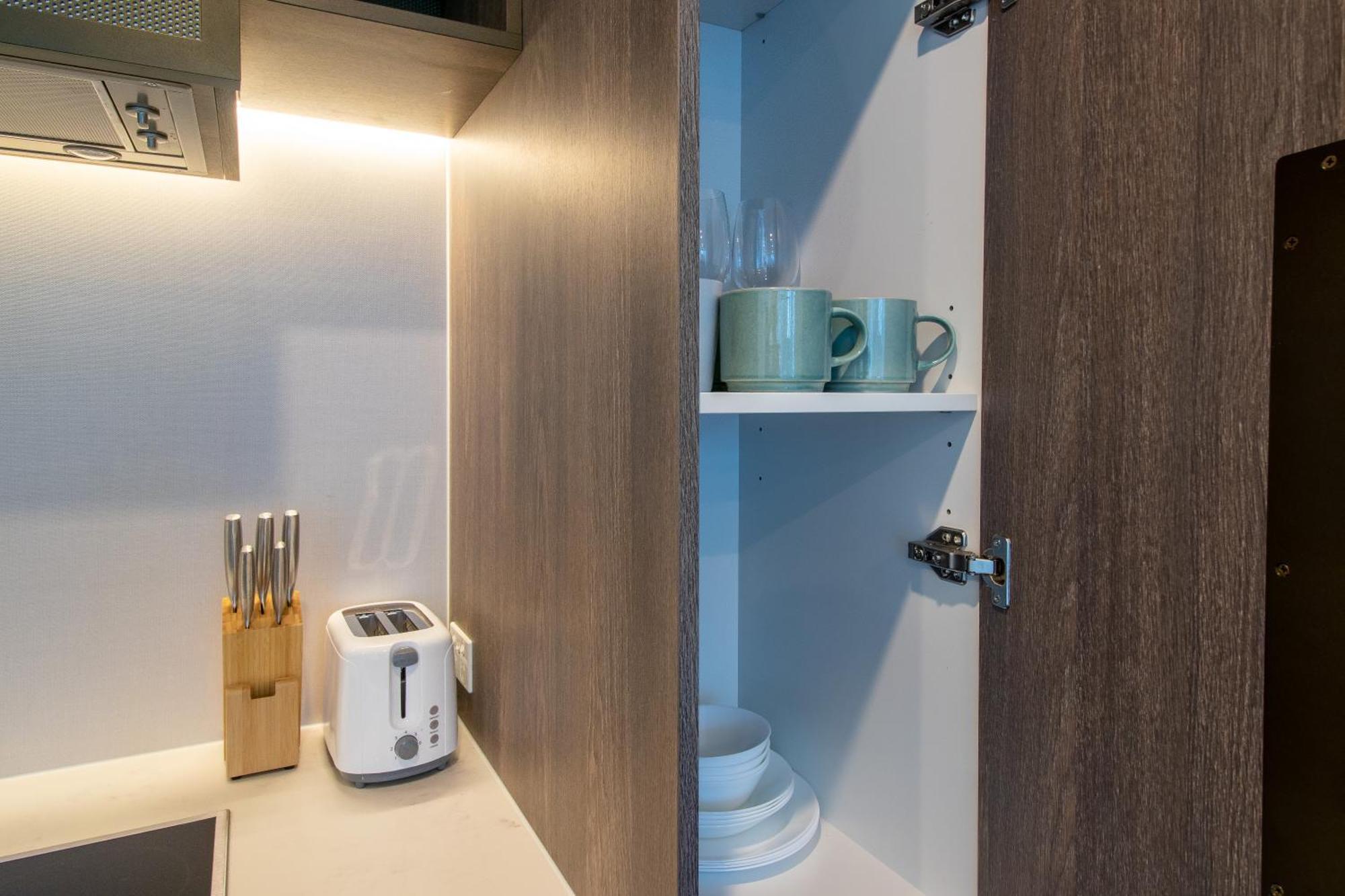 Luxury Cbd Skyline View Apartment