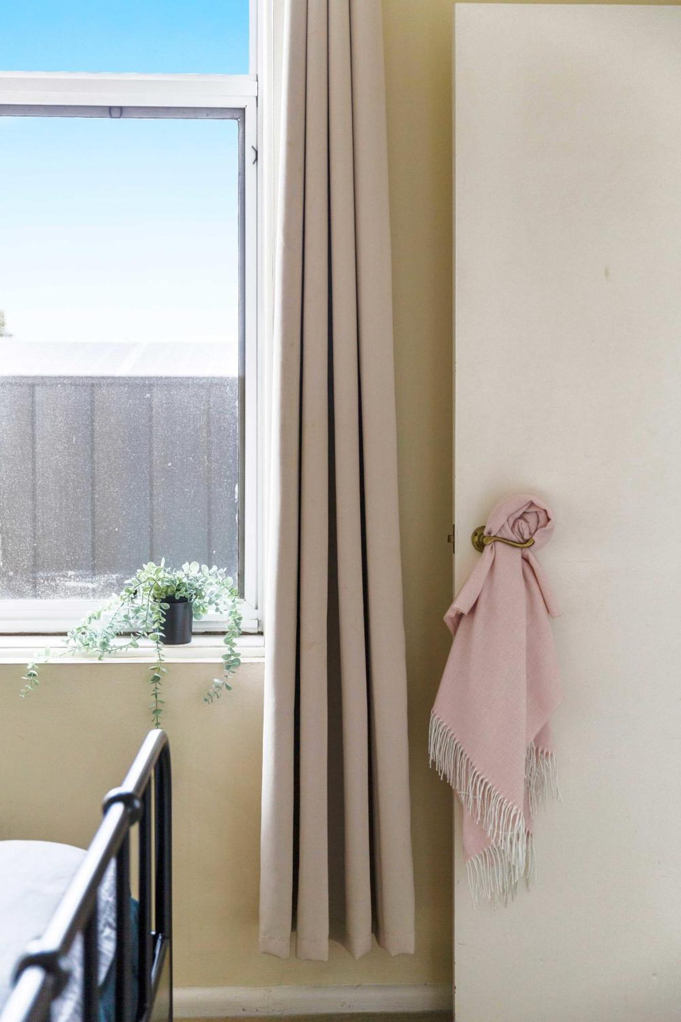 A Comfy & Cozy In Clifton Hill Free Parking Apartment