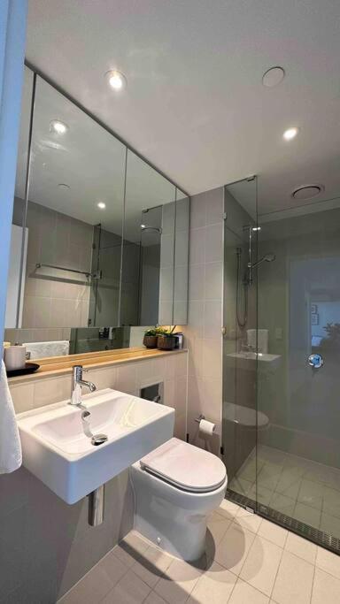 Homestay Free Parking Private In Docklands - Amazing View - Shared Washroom - With Host *